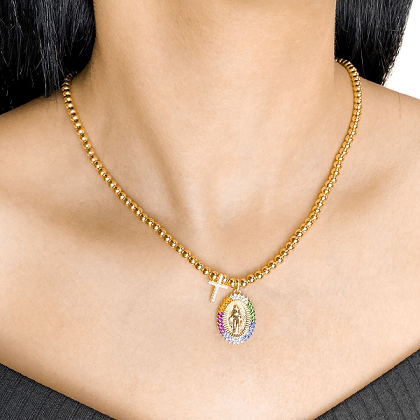 Pingente de Nossa senhora folheado a ouro cravejado com zircs coloridas Pingente de Nossa Senhora cravejado com zircs